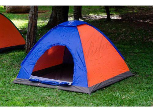 Carpa camping cúpula igloo azul y naranja armada en jardín